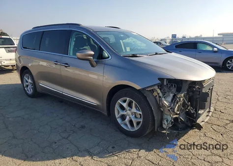 2017 Chrysler Pacifica Touring L z USA, uszkodzony, nr VIN 2C4RC1BG8HR628677